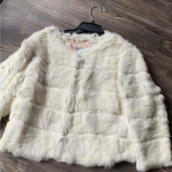 Beautiful white fur coat. Perfect for any occasion. - Picture 3 of 3